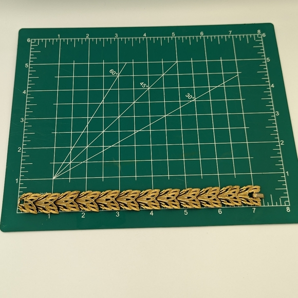 Beautiful Vintage Brushed Gold Tone Crown Trifari Leaf motifs 7" long Bracelet - Picture 9 of 9